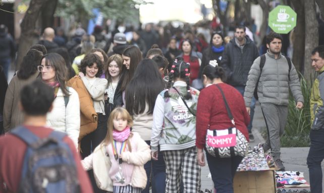 Más movimiento. El centro de Rosario viene regsitrando un un incremento de peatones y de oferta comercial.
