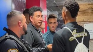 Un jugador de Jamaica recibe la noticia de que no hay más camisetas ante la mirada atónita de Lautaro Martínez.