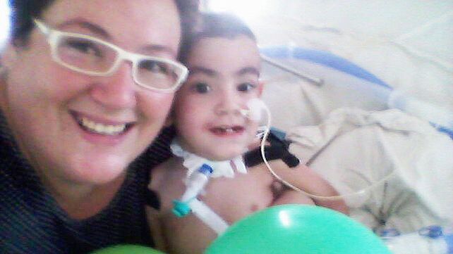 Valentín junto a su mamá