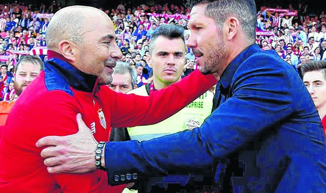 Respeto mutuo. Sampaoli saluda a Simeone durante un partido entre Sevilla y Atlético de Madrid en la liga de España.