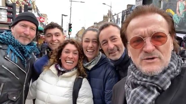 Desilusión: la familia rosarina del video viral se cruzó con imitadores de Bono y The Edge.