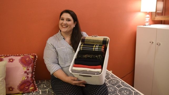 Contenedores. Julieta muestra uno de los recipientes plásticos claves para su labor
