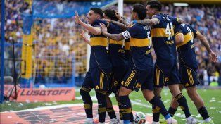 ¡Con la boca abierta! Los futbolistas xeneizes festejan tras el gol de Merentiel, el segundo del superclásico.