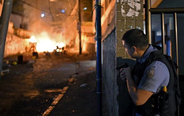 Un policía mira hacia la calle Saint Roman