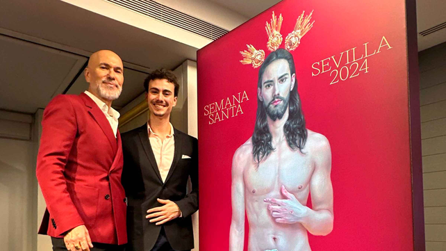 Salustiano y su hijo, que fue el modelo, durante la presentación de la obra, que será el cartel oficial de la Semana Santa sevillana.