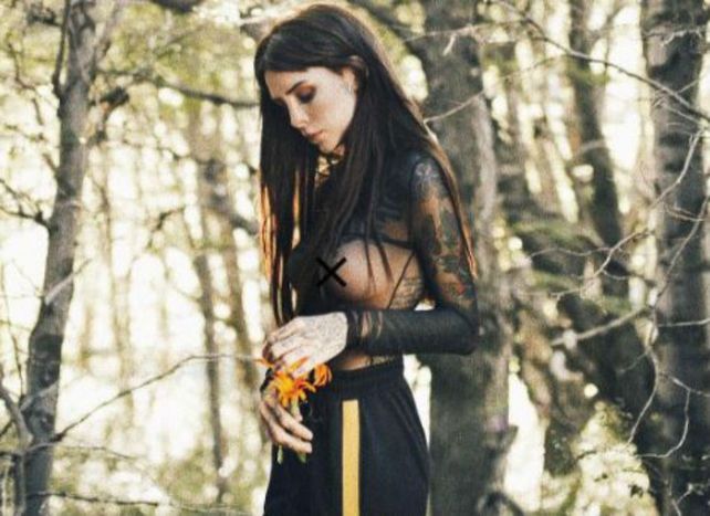 Con un topless Candelaria Tinelli se reconcilió con sus seguidores en Instagram