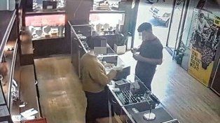 El hombre se probó el anillo y luego salió corriendo del local centrico.