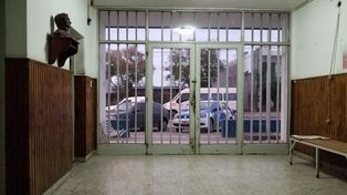 Fue a denunciar el robo de ganado y la comisaría estaba cerrada