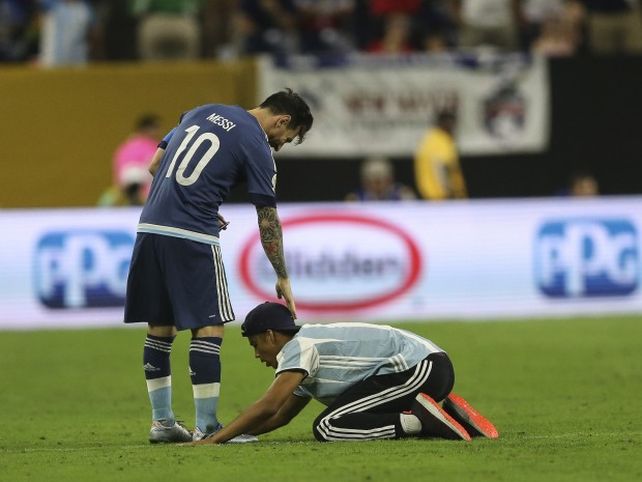 Messi tuvo un gesto de cariño con el fan que ingresó a la cancha a saludarlo.