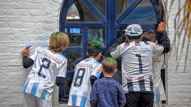 Los chicos de otros clubes buscan su foto con Benjamín Agüero Maradona.&nbsp;