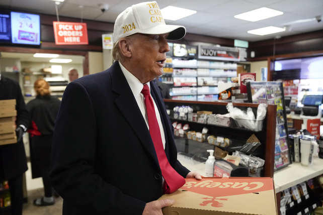Donald Trump está en Iowa haciendo campaña al puro estilo americano.