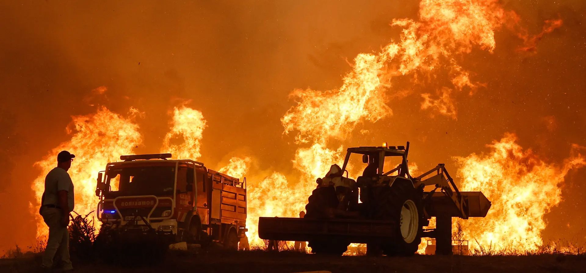 Baiona, Portugal. Un hombre observa un incendio que provocó una evacuación masiva en cuatro zonas del municipio de Odemira. Fotografía: Luis Forra/EPA Baiona, Portugal. Un hombre observa un incendio que provocó una evacuación masiva en cuatro zonas del municipio de Odemira. Fotografía: Luis Forra/EPA