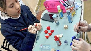 Alumnos de Seguí hacen juguetes para regalar a un merendero