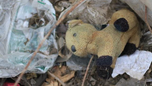 Barrio Antártida Argentina: Al borde de la barranca y cercados por la basura