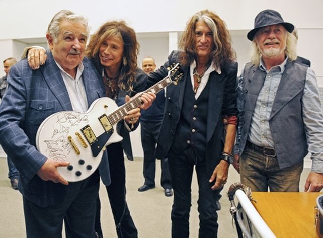 Pepe Mujica subastará para su plan de vivienda la guitarra que le regaló Aerosmith