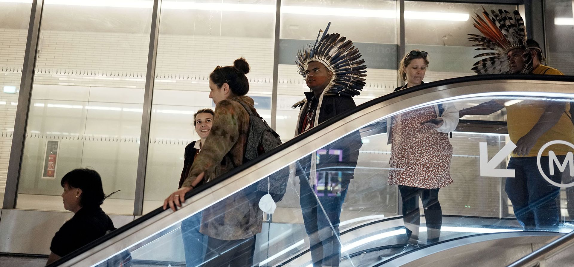 Representantes indígenas de Brasil en el metro después de una protesta frente al juzgado de París. Grupos ambientalistas y representantes de la comunidad indígena de Brasil protestaron frente al principal juzgado de París, instando a un juicio rápido para una cadena de supermercados francesa, acusada de vender carne de res vinculada a la deforestación y el acaparamiento de tierras en la selva amazónica.