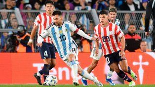 Lionel Messi fue al banco de la selección argentina contra Paraguay y luego ingresó y jugó media hora. Este martes, frente a Perú, será titular.