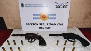 Detuvieron a dos muchachos en una moto con dos armas de guerra cargadas en la ruta provincial 70