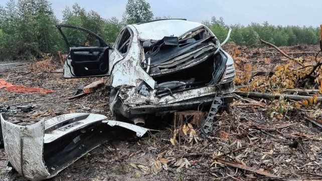El auto quedó destruido luego del despiste.