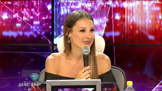 Pampita se olvidó del Bailando y se mostró con una tremenda microtanga en la playa