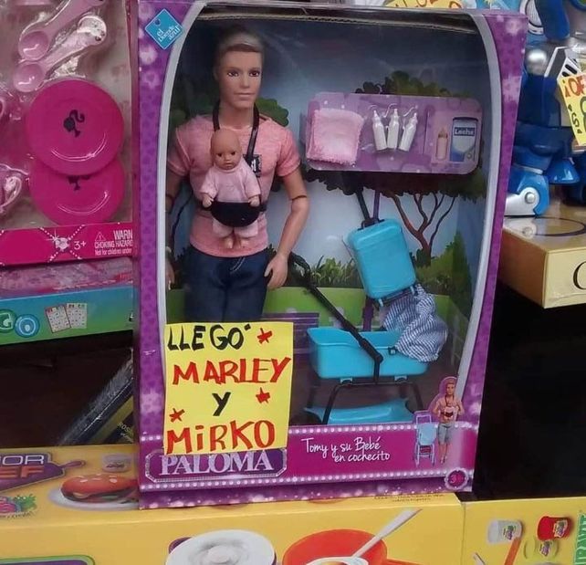 El muñeco de Mirko es el furor de los regalos navideños en el centro rosarino