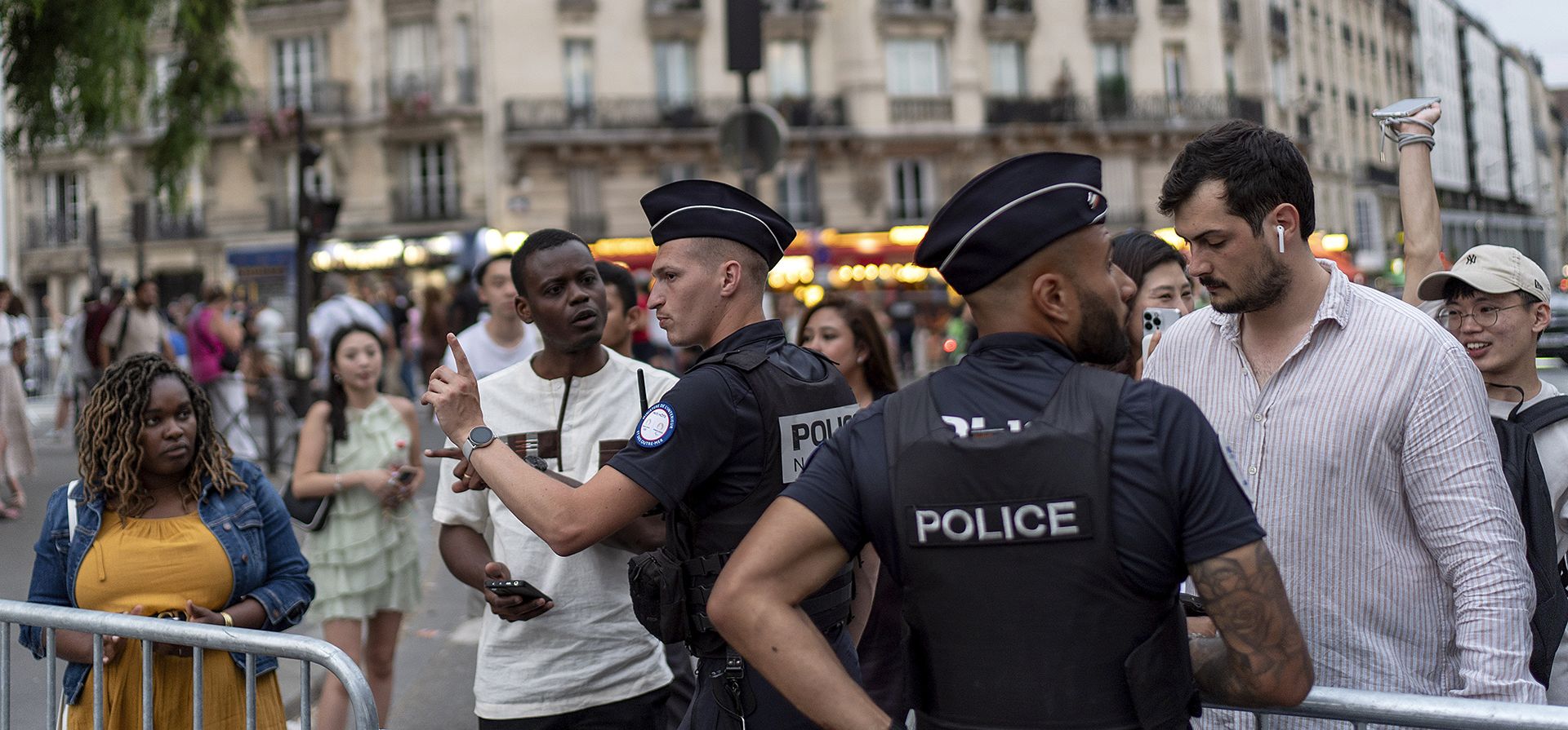 La policía revisa credenciales del público para ingresar a un perímetro de seguridad cerca de la Torre Eiffel antes de los Juegos Olímpicos de Verano de 2024, el sábado 20 de julio de 2024, en París. Tres días antes del inicio de los Juegos Olímpicos, el Ministro del Interior de Francia elogió a las autoridades del país por su arduo trabajo para hacer que los Juegos de París sean seguros para 10.500 atletas y millones de visitantes. (Foto AP/David Goldman) La policía revisa credenciales del público para ingresar a un perímetro de seguridad cerca de la Torre Eiffel antes de los Juegos Olímpicos de Verano de 2024, el sábado 20 de julio de 2024, en París. Tres días antes del inicio de los Juegos Olímpicos, el Ministro del Interior de Francia elogió a las autoridades del país por su arduo trabajo para hacer que los Juegos de París sean seguros para 10.500 atletas y millones de visitantes. (Foto AP/David Goldman)