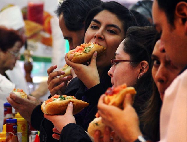 El estudio también permitió observar que las personas que consumen alimentos ricos en azúcares y grasas no sólo comen más