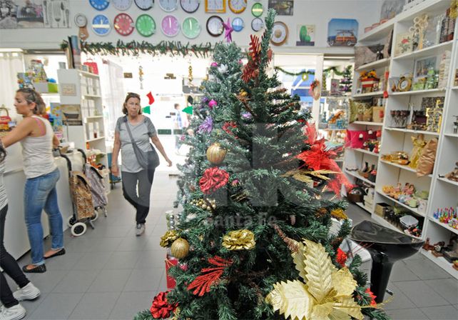 Búsqueda. Las vidrieras se visten de adornos coloridos y brillantes. Los santafesinos buscan cambiar el árbol / Foto: Manuel Testi - Uno Santa Fe