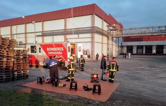 Personal de Bomberos Voluntarios de Carcarañá en la planta frigorífico Mattievich