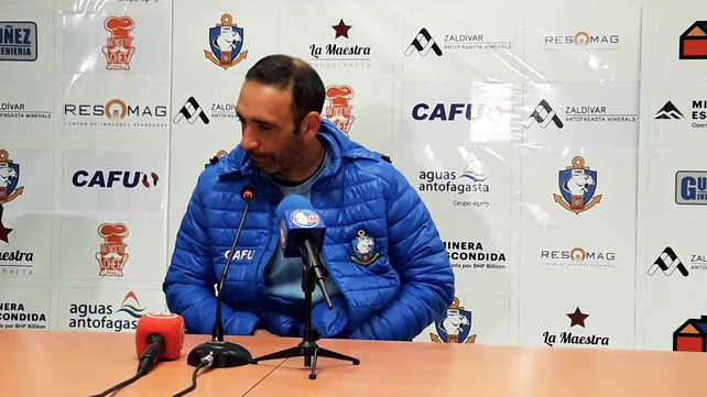 Azconzábal intenta salir de Chile para ser técnico de Unión.