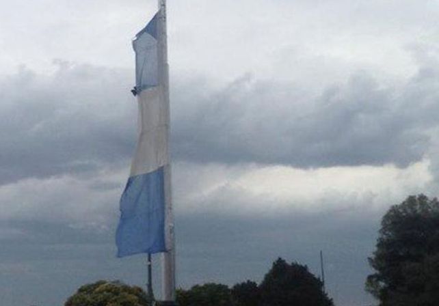 Rosario: un fuerte viento rompió en dos pedazos la bandera del mástil mayor del Monumento