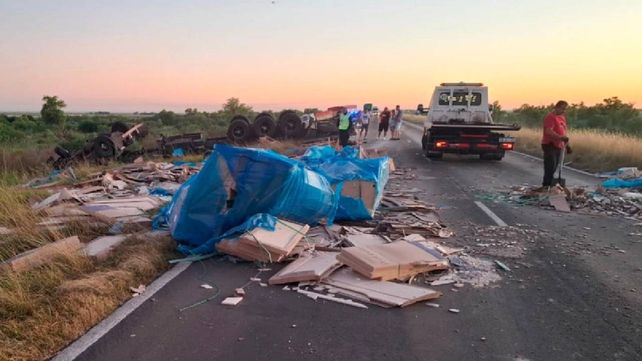 Un herido por un choque múltiple entre un auto y tres camiones en la ruta Rosario - Victoria