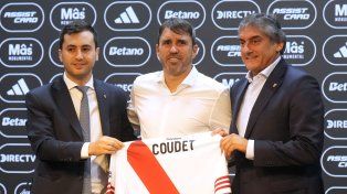 El presidente de River Stéfano Di Carlo, el DT Eduardo Coudet y Enzo Francescoli.&nbsp; 