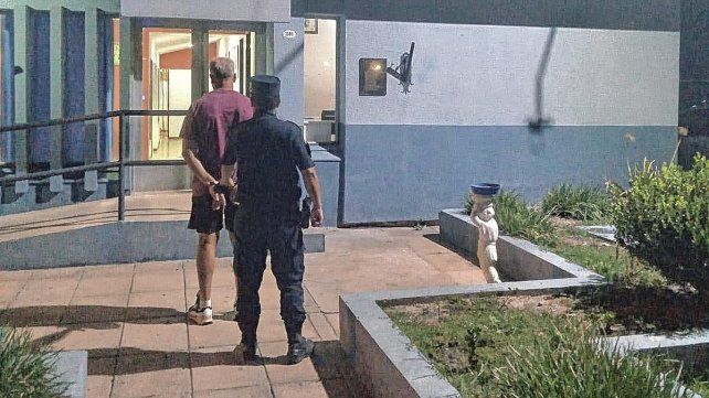 La mujer de 82 años iba a entregar 40 mil pesos a un menor de 15 años. Personal de civil evitó que la víctima sea estafada. Ocurrió en plaza Sarmiento de Crespo