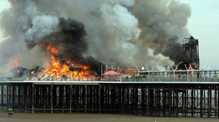 Un incendio destruy&oacute; totalmente un hist&oacute;rico muelle cerca de Bristol