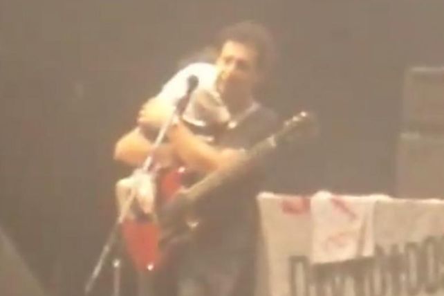 Dejó a su hija en el auto para ver un recital, la rescataron y Mollo la llevó al escenario