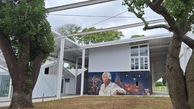 “La escuela tiene un diseño de espacios cubiertos con aulas en espacios verdes”