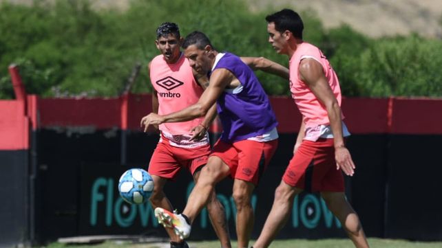 En acción. Maxi &nbsp;seguido de cerca por Gabrielli en el entrenamiento. El lateral pugna por un puesto con el juvenil Llano.