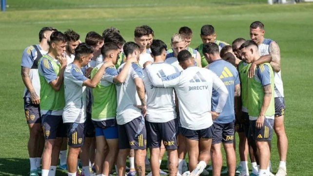 Fernando Gago le habla a los jugadores en el entrenamiento.