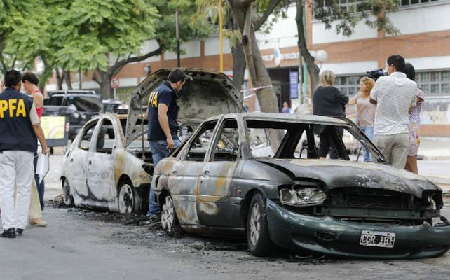 Autos incendiados y ventanales dañados. El secretario Berni dijo que actuaron entre 80 y 100 personas.