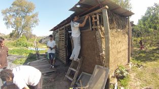 Santa Fe: jóvenes construyen una vivienda modelo con materiales naturales y reciclables