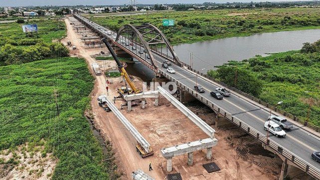 Nuevo puente Santa Fe-Santo Tomé: comenzó la colocación de las vigas longitudinales