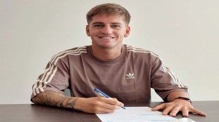 Nicolás Retamar, de paso por Atlético Paraná, firmando su contrato con la Lepra mendocina.