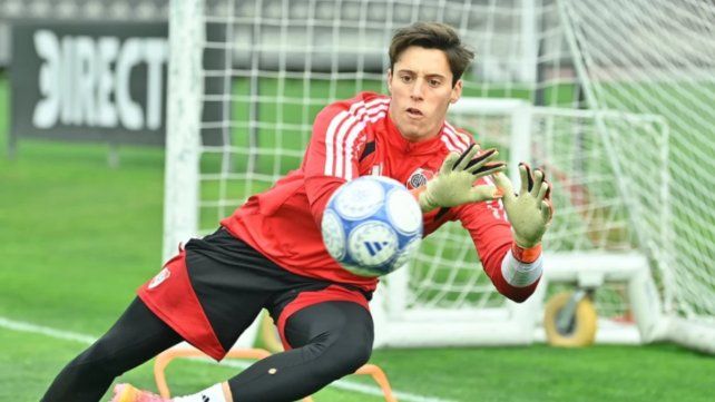 Fiorentina apunta a Santiago Beltrán y River podría recibir una cifra récord por su arquero
