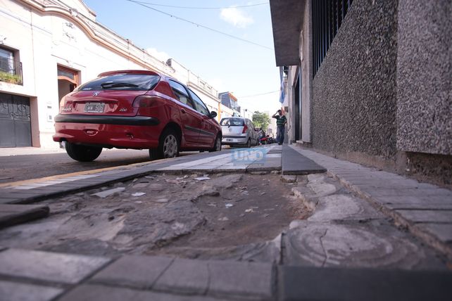 Las veredas están rotas. Foto UNO Juan Ignacio Pereira.&nbsp;
