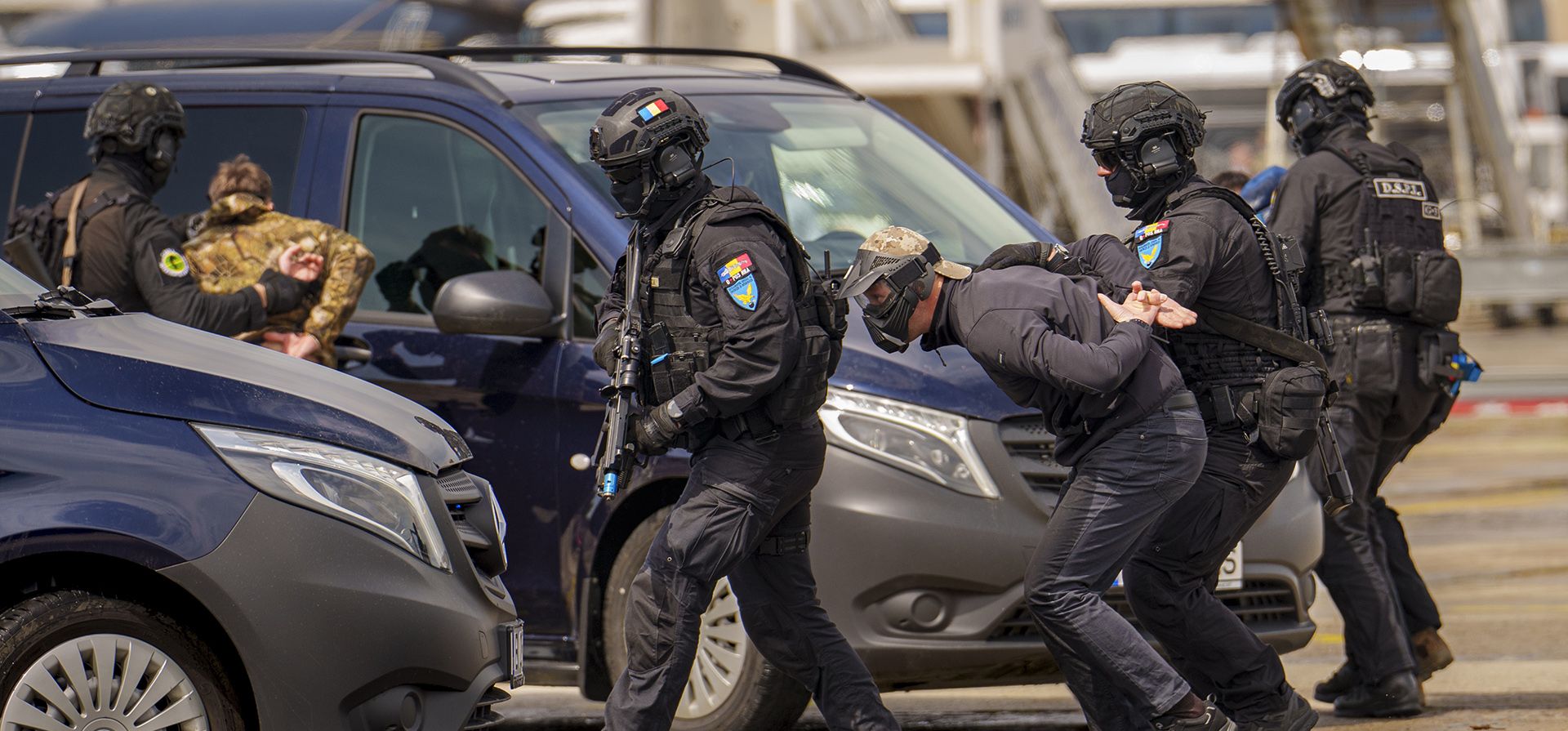 Unidades antiterroristas rumanas detienen a sospechosos ficticios durante una manifestación en la exposición internacional del Mar Negro, Defensa, Aeroespacial y Seguridad (BSDA) en Bucarest, Rumania, el miércoles 22 de mayo de 2024. (Foto AP/Vadim Ghirda)