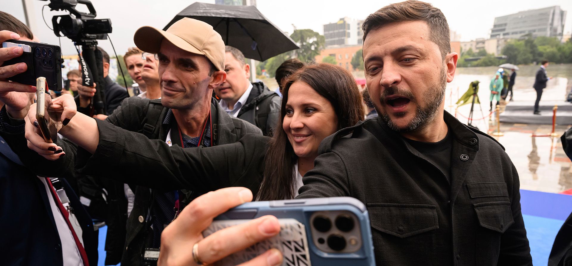 El presidente de Ucrania, Volodymyr Zelenskyy, se toma una selfi con sus simpatizantes al inicio de una cumbre donde los líderes de 47 países y organizaciones europeas debatirán sobre seguridad, defensa y estándares democráticos, en Tirana, Albania, el viernes 16 de mayo de 2025. (Leon Neal/Pool vía AP)