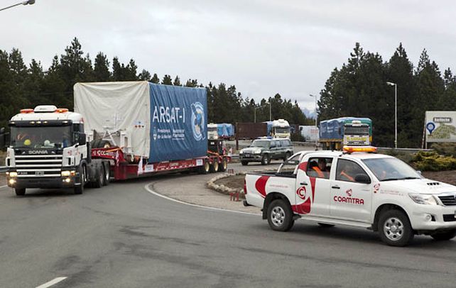 El traslado del satélite al aeropuerto de Bariloche se produjo ayer a la mañana.