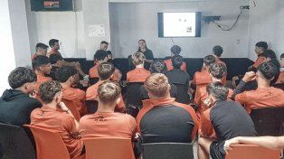 Colón le sumó talleres de psicología a las charlas de nutrición que viene llevando adelante con sus canteranos.