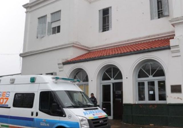 Ingresó al hospital y lo detuvieron